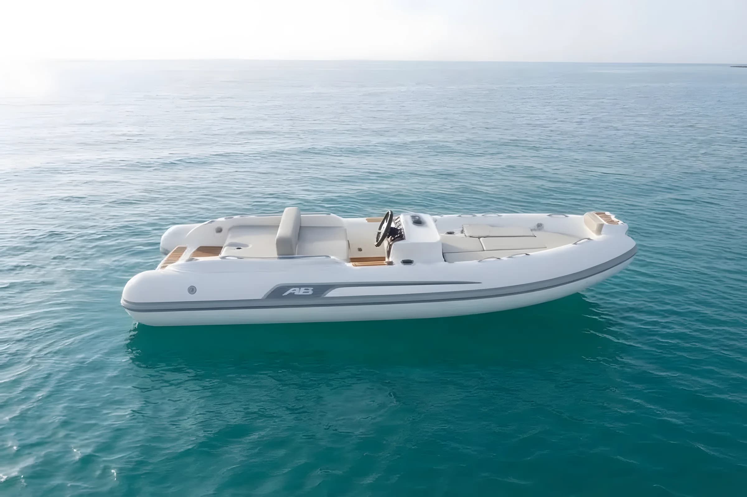 AB Inflatables ABJET 465 XP 2027 — fondeado en mar abierto, de perfil