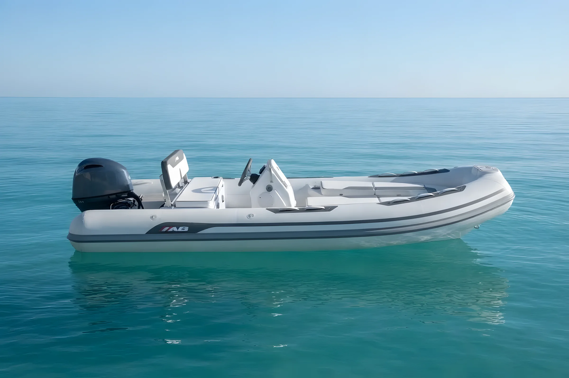 AB Inflatables Alumina 16 ALX BR 2027 — fondeada en mar abierto, de perfil