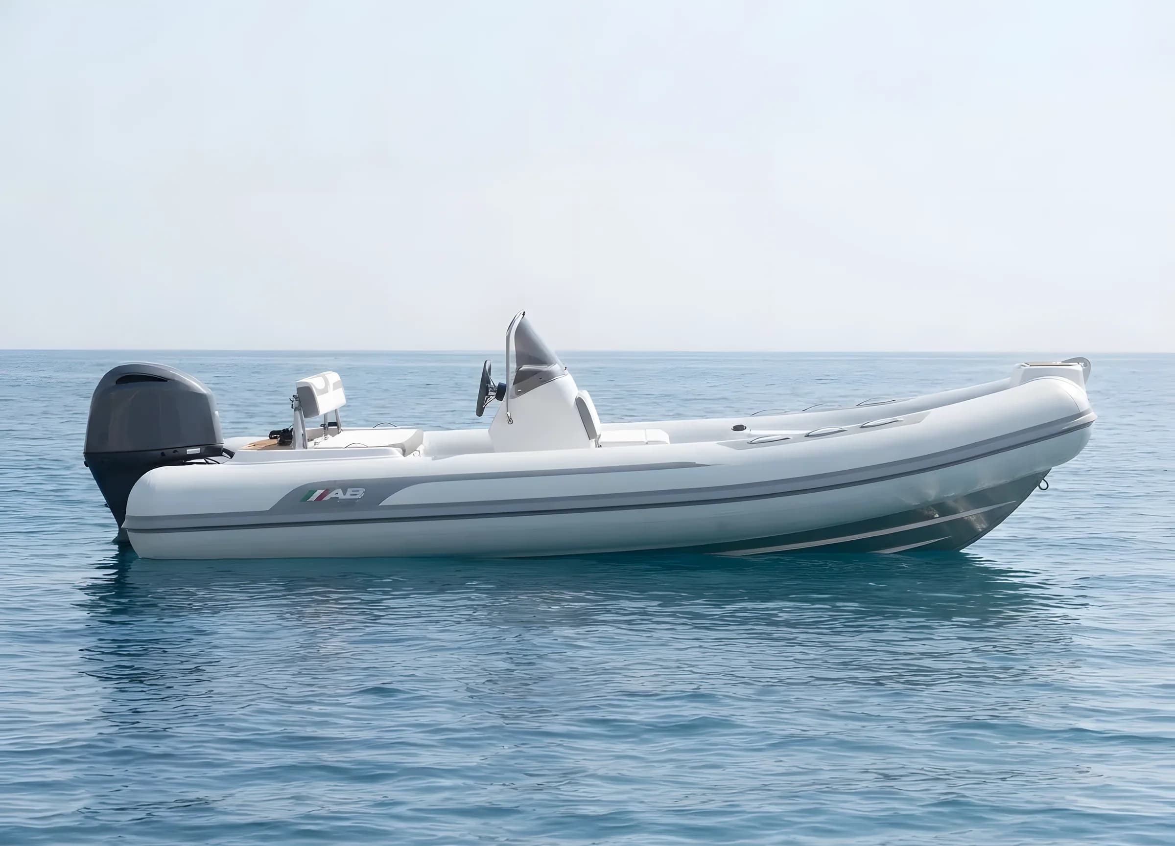AB Inflatables Alumina 18 ALX 2027 — fondeada en mar abierto, de perfil