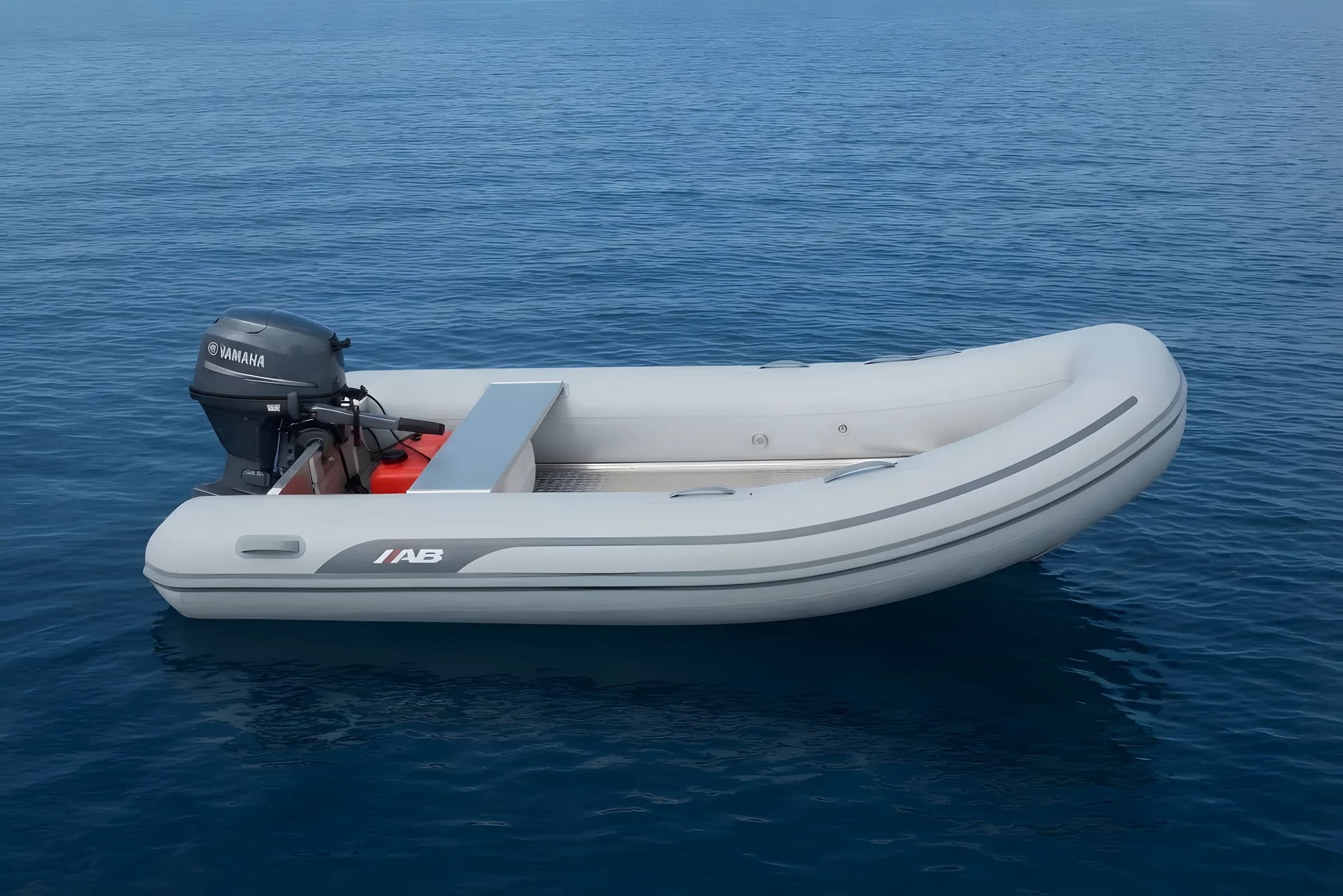 AB Inflatables Lammina 12 AL 2027 — fondeada en mar abierto, de perfil