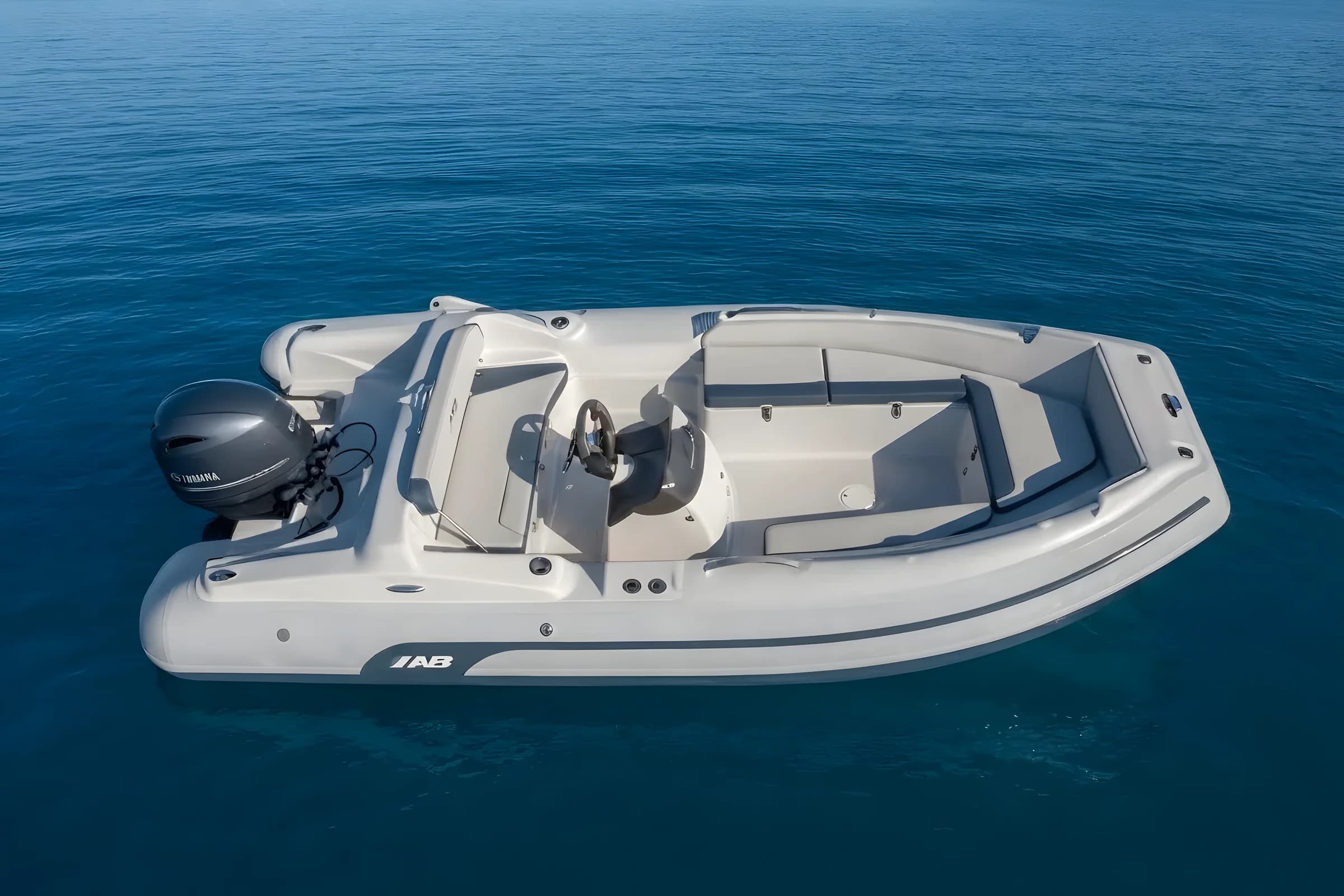 AB Inflatables Nautilus 17 DLX 2027 — vista desde arriba en mar abierto