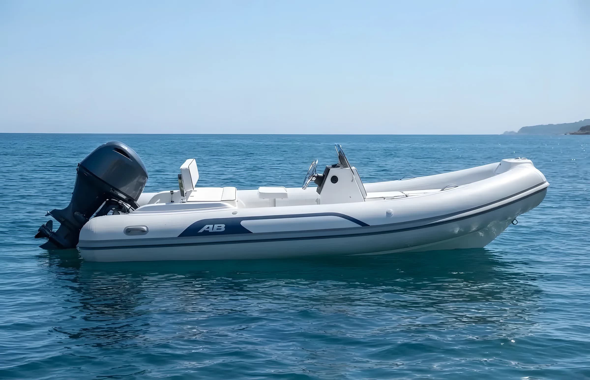 AB Inflatables Nautilus 19 DLX 2027 — fondeada en mar abierto, de perfil
