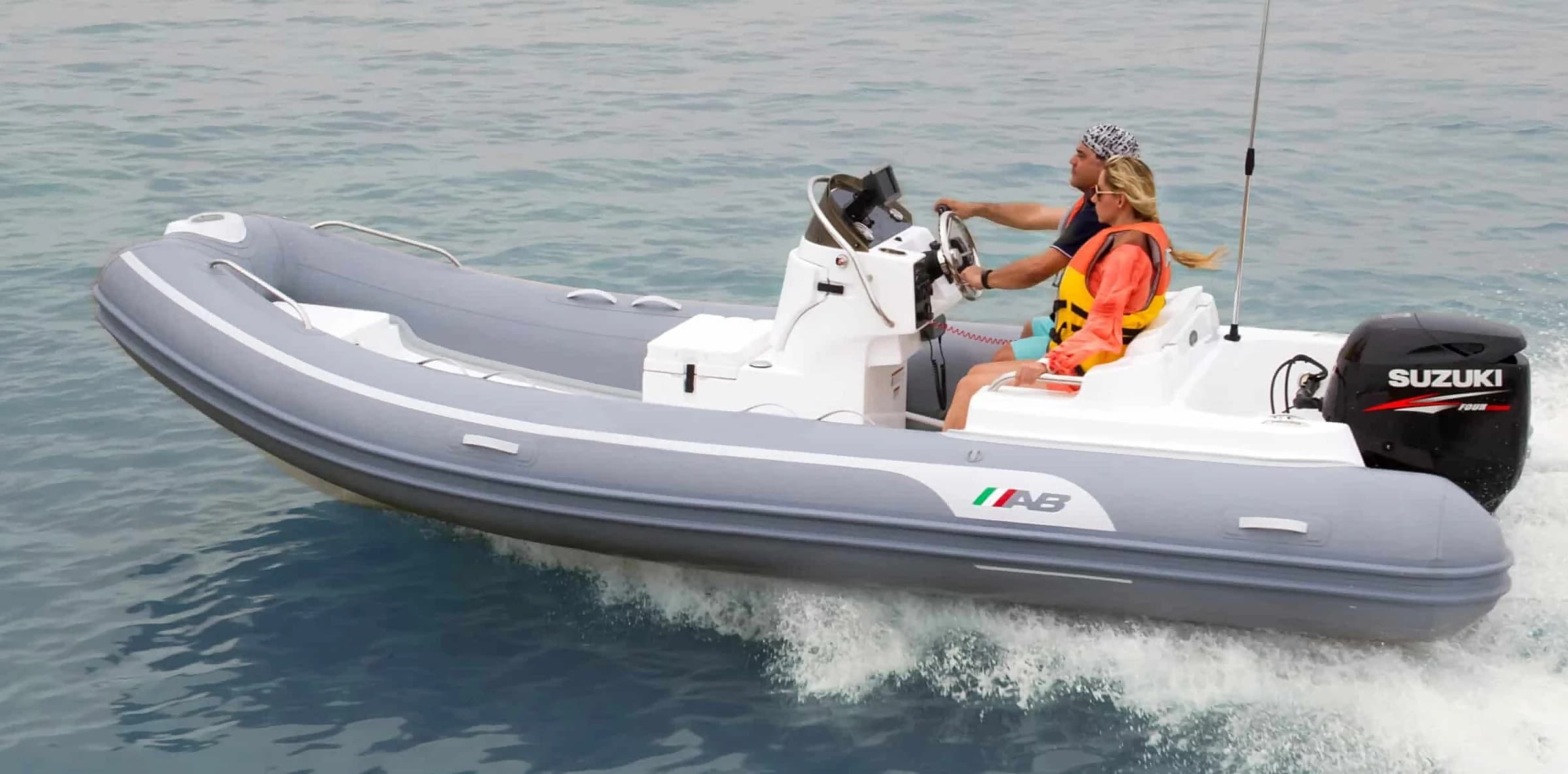 AB Inflatables Oceanus 17 VST 2027 — navegando con gente a bordo