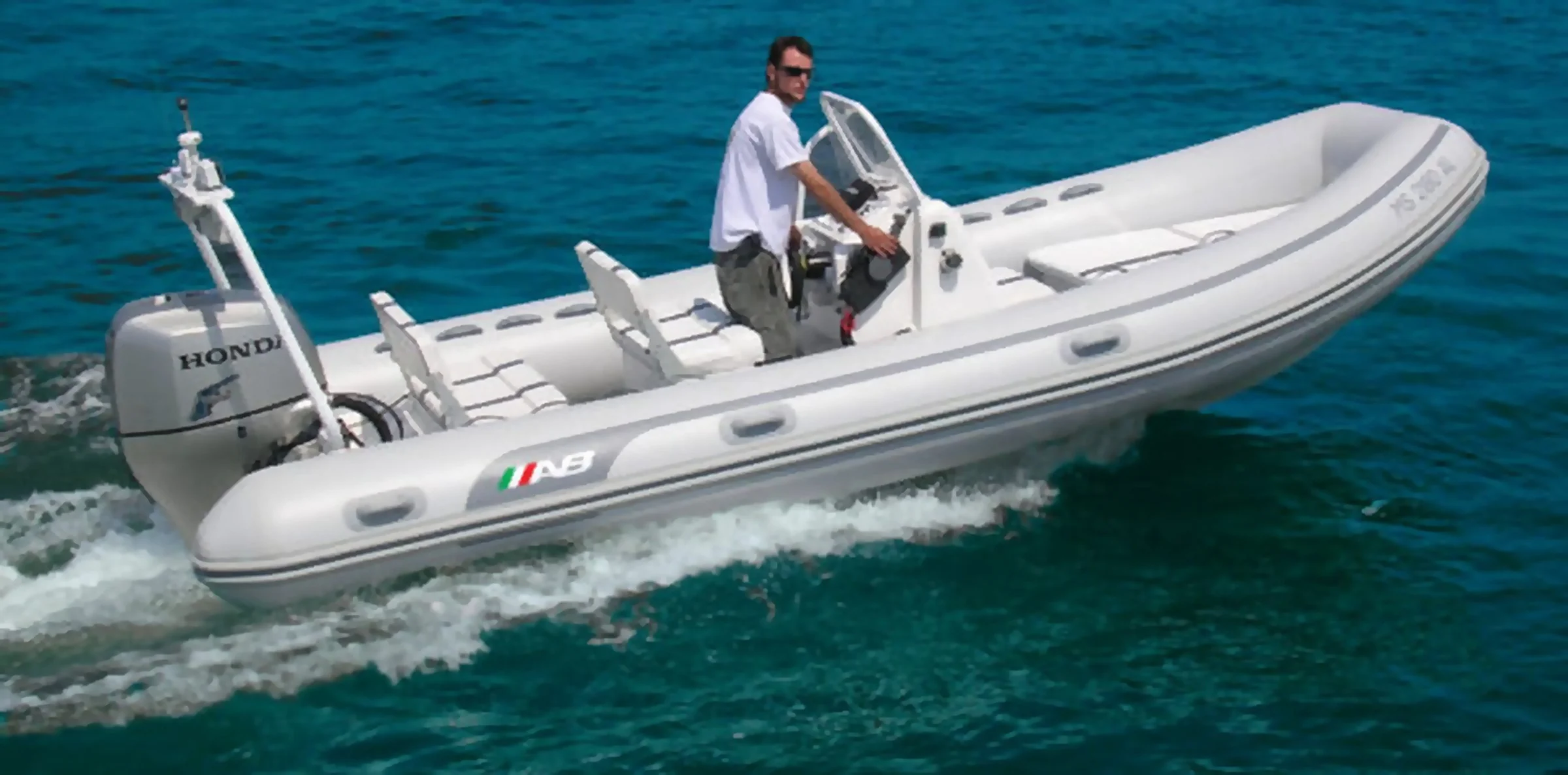 AB Inflatables Oceanus 19 VST 2027 — navegando con gente a bordo