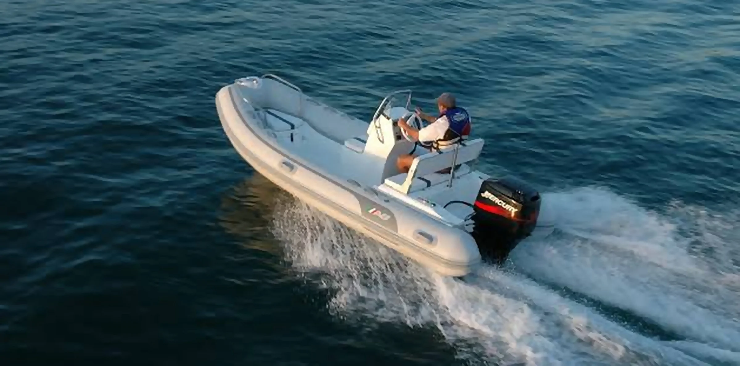 AB Inflatables Oceanus 15 VST 2027 — navegando con gente a bordo