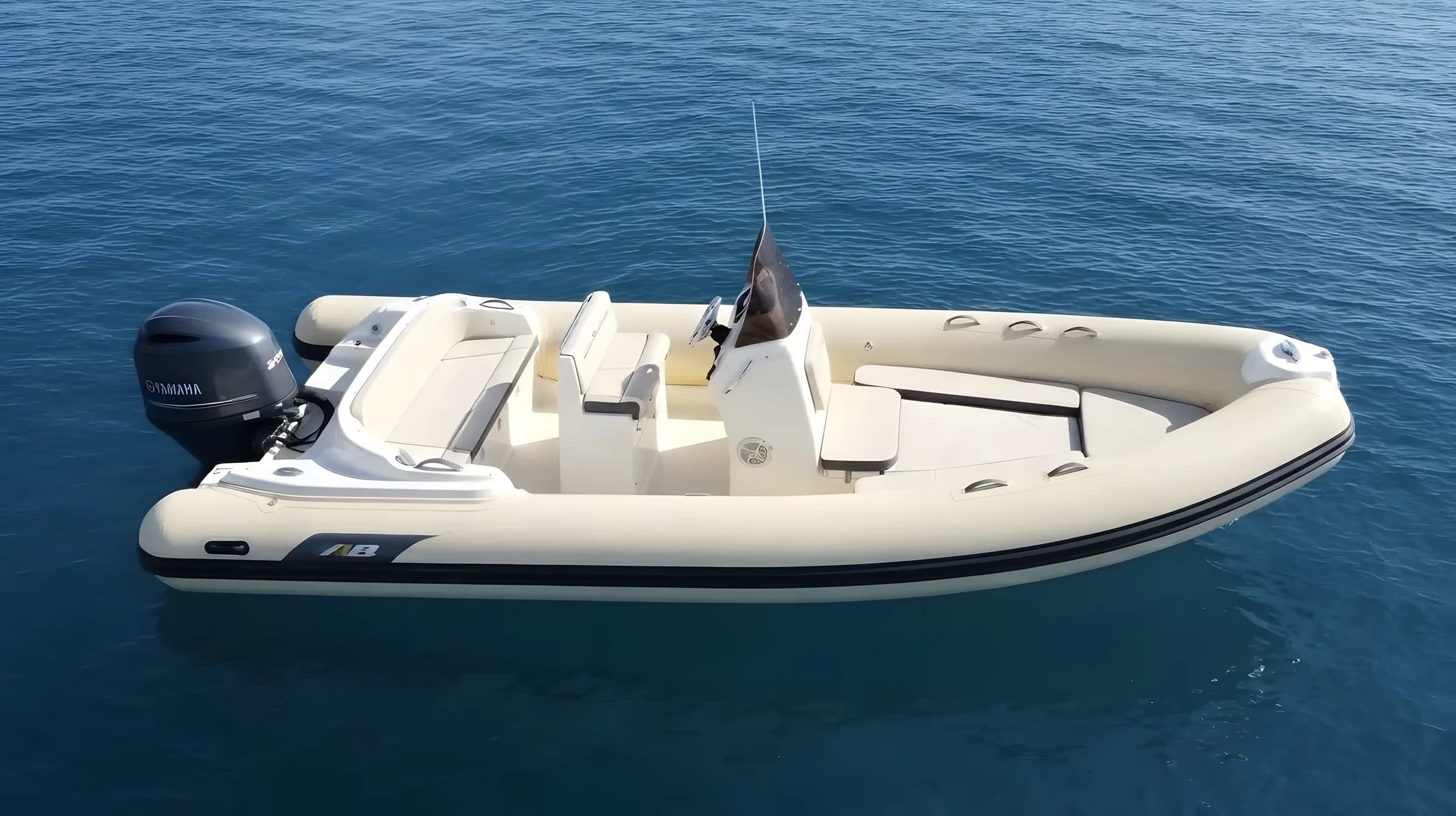 AB Inflatables Oceanus 21 VST 2027 — fondeada en mar abierto, de perfil
