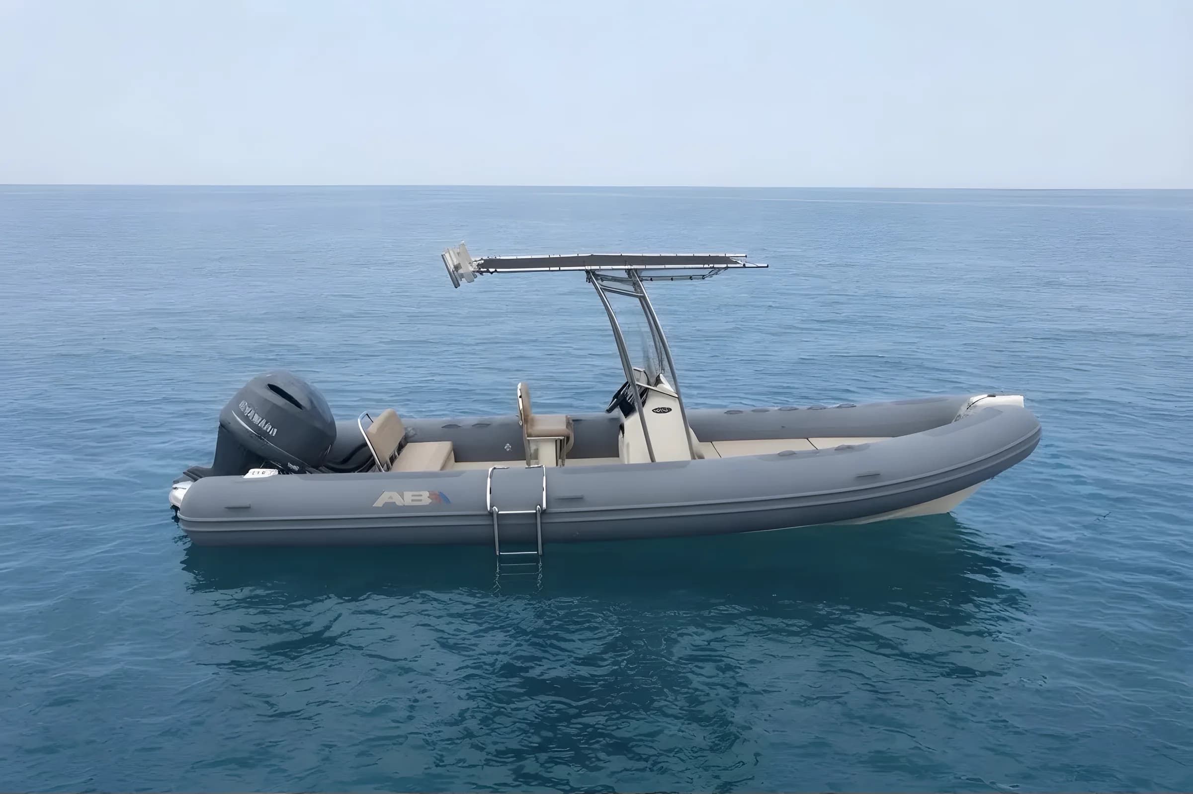 AB Inflatables Oceanus 24 VST 2027 — fondeada en mar abierto, de perfil
