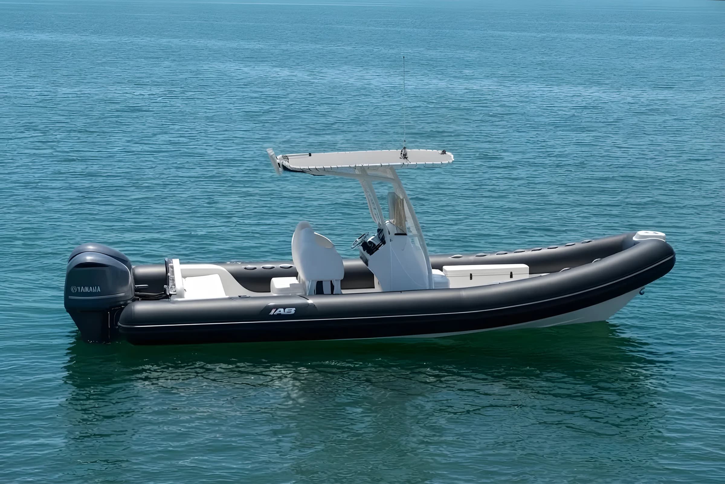 AB Inflatables Oceanus 28 VST 2027 — navegando en aguas turquesa, de perfil