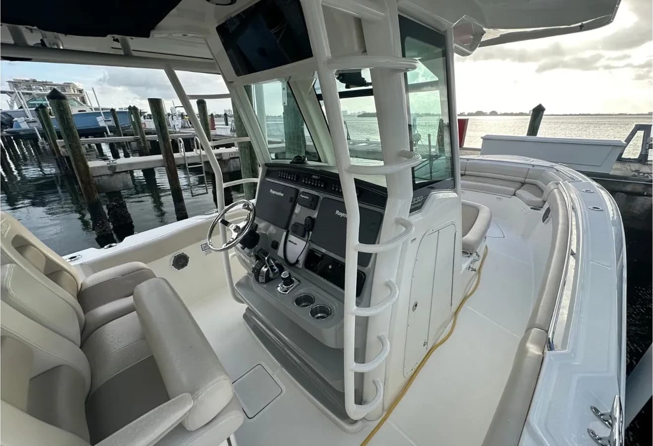 Boston Whaler 330 Outrage — photo 9