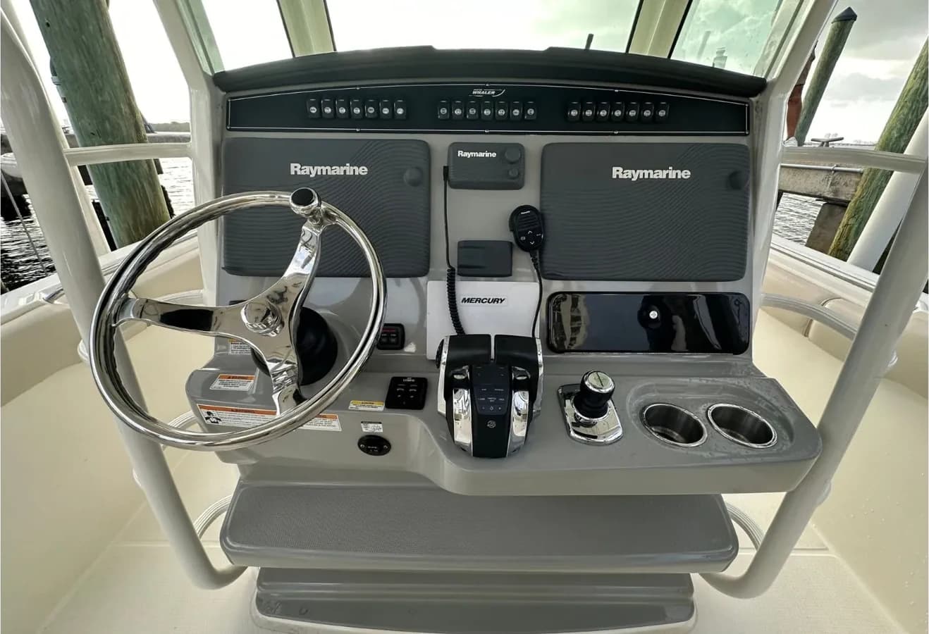 Boston Whaler 330 Outrage — photo 10