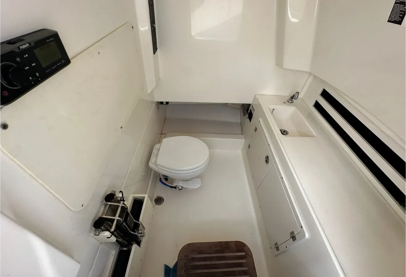 Boston Whaler 330 Outrage — photo 13