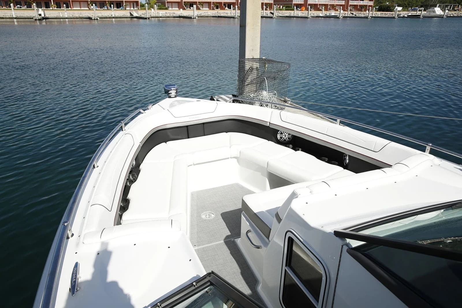 Formula 350 Crossover Bowrider — photo 9