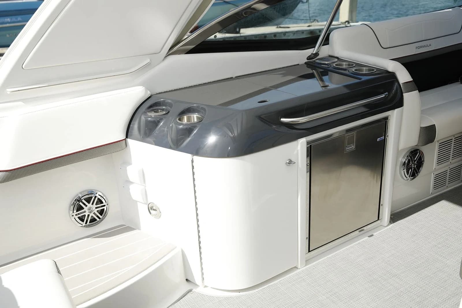 Formula 350 Crossover Bowrider — photo 10