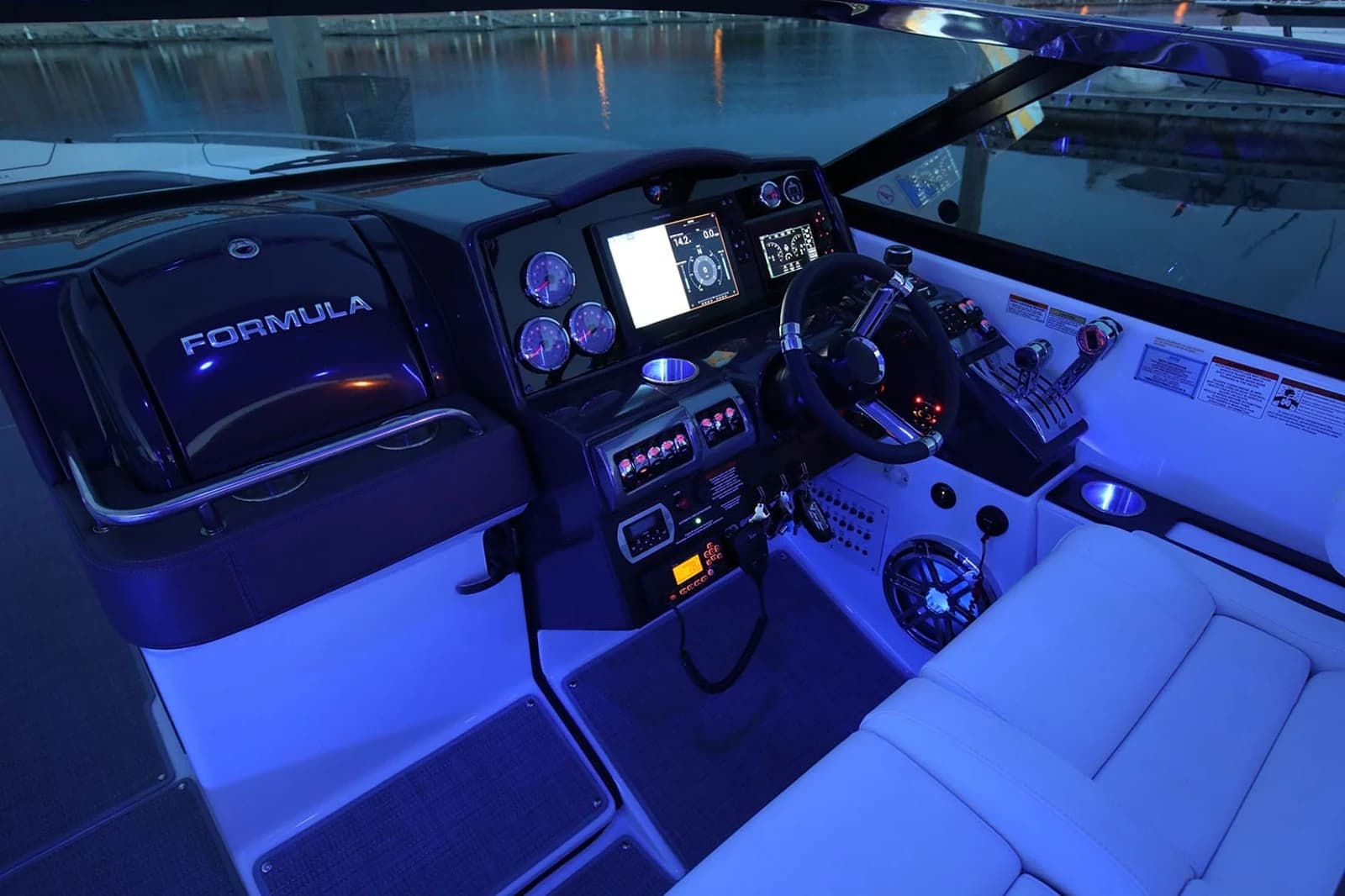 Formula 350 Crossover Bowrider — photo 12