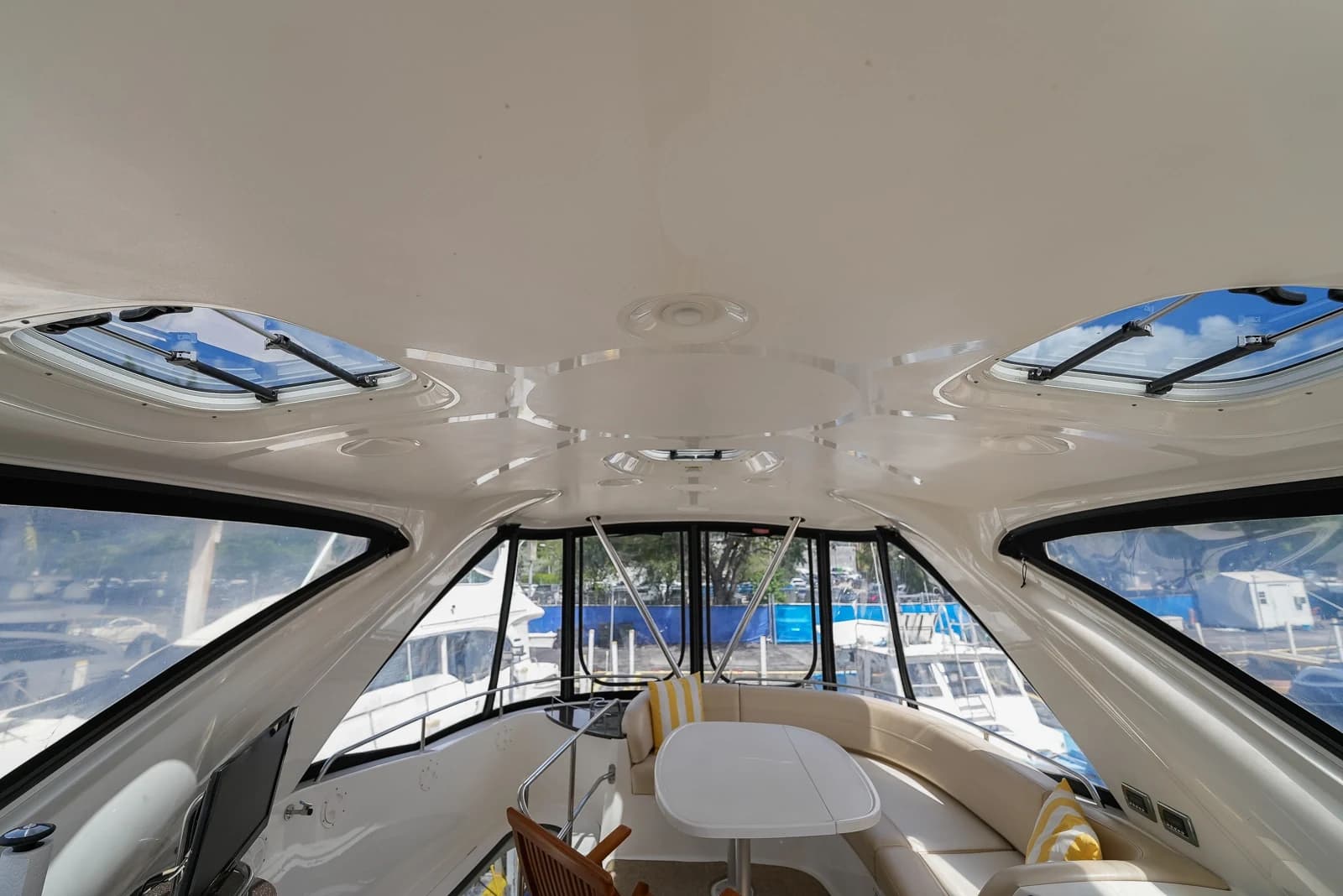 Meridian 441 Sedan — foto 29
