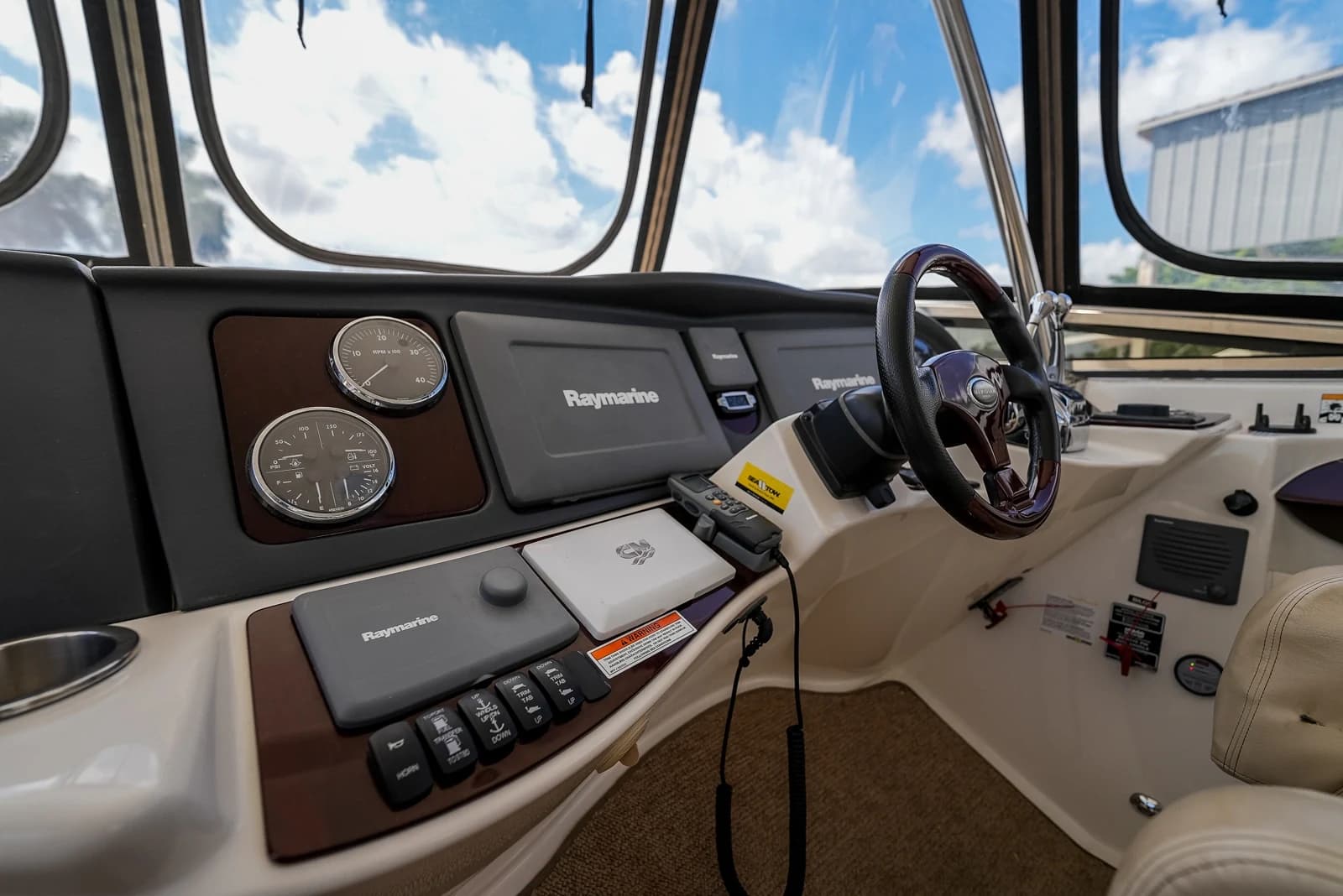 Meridian 441 Sedan — foto 36