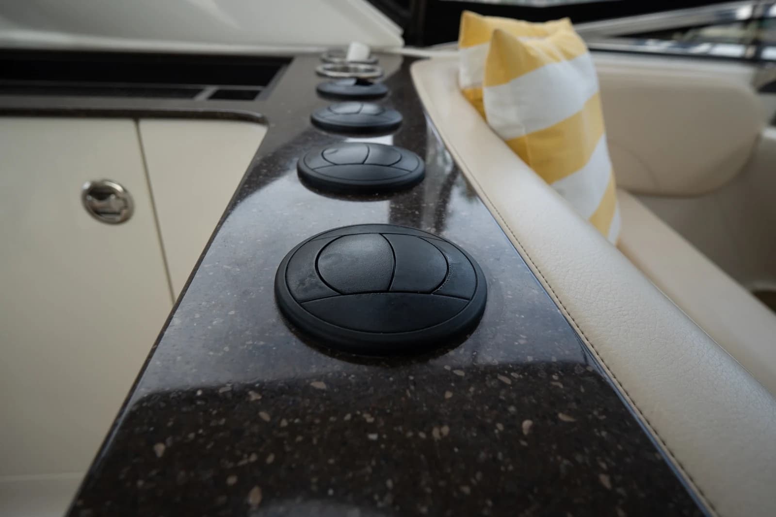 Meridian 441 Sedan — foto 48
