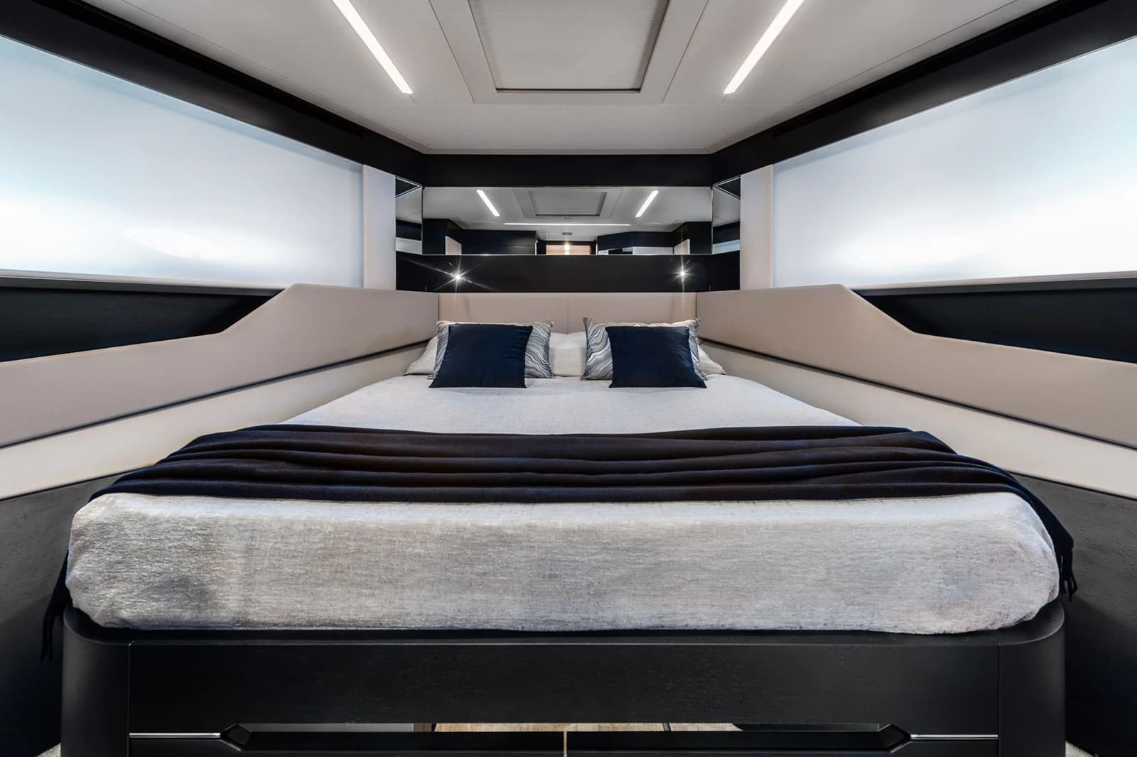 Pershing 8X — photo 12