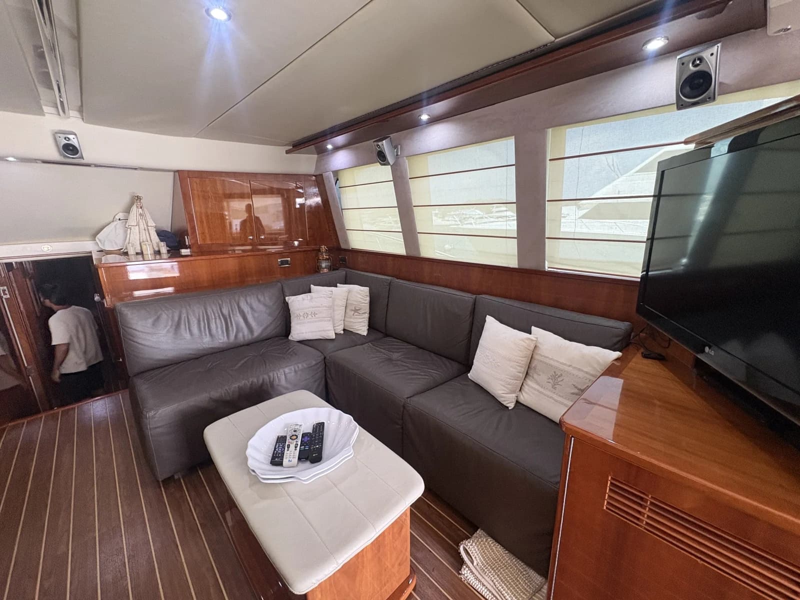 Riviera 6000 Sport Yacht — foto 4