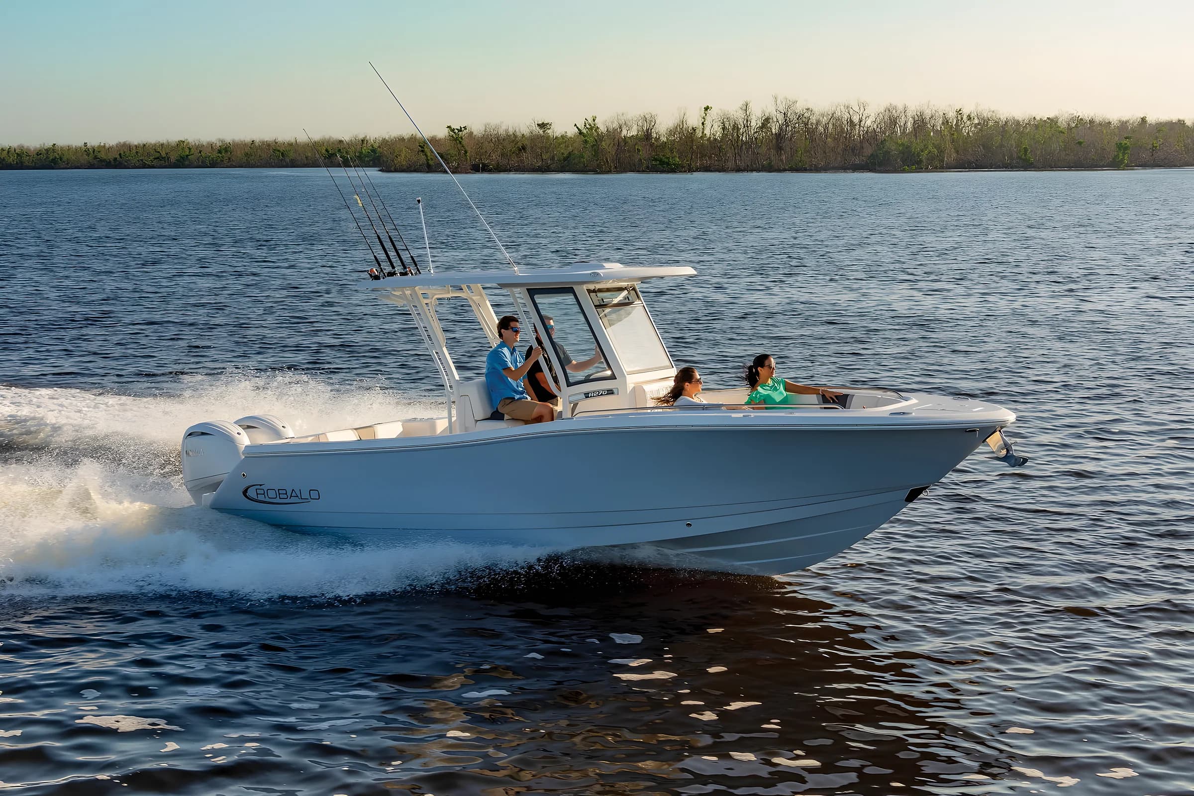 Robalo R270 2027 — navegando a toda marcha con la familia a bordo