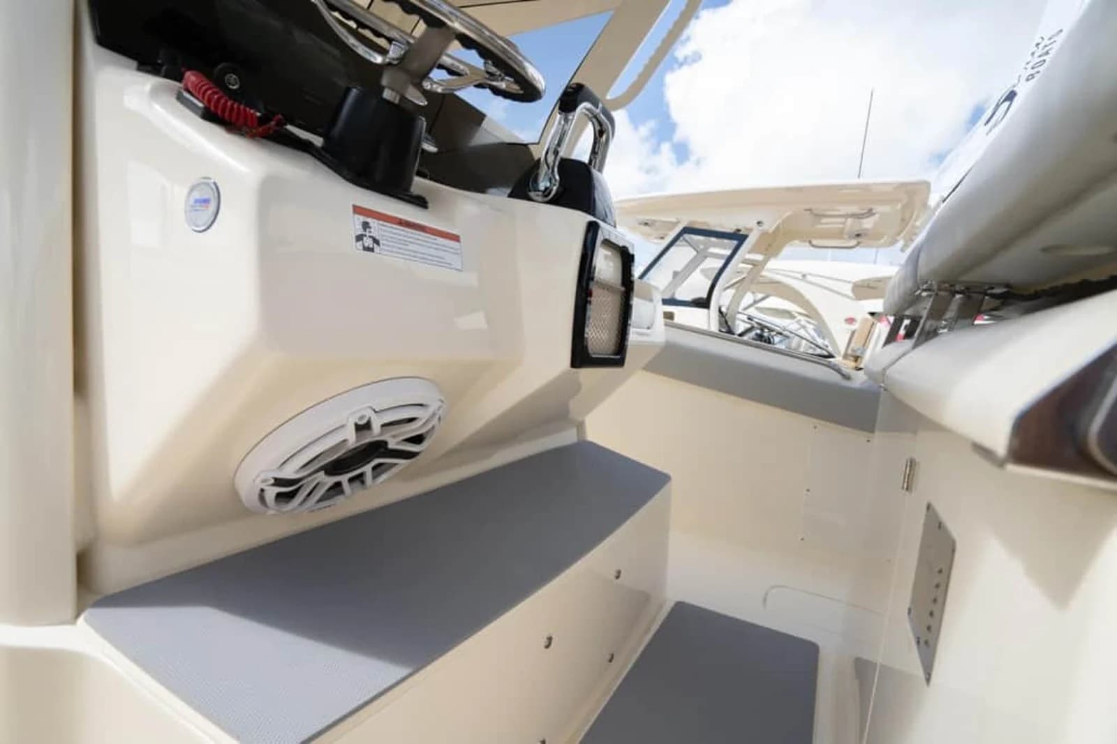 Scout 305 LXF — photo 9