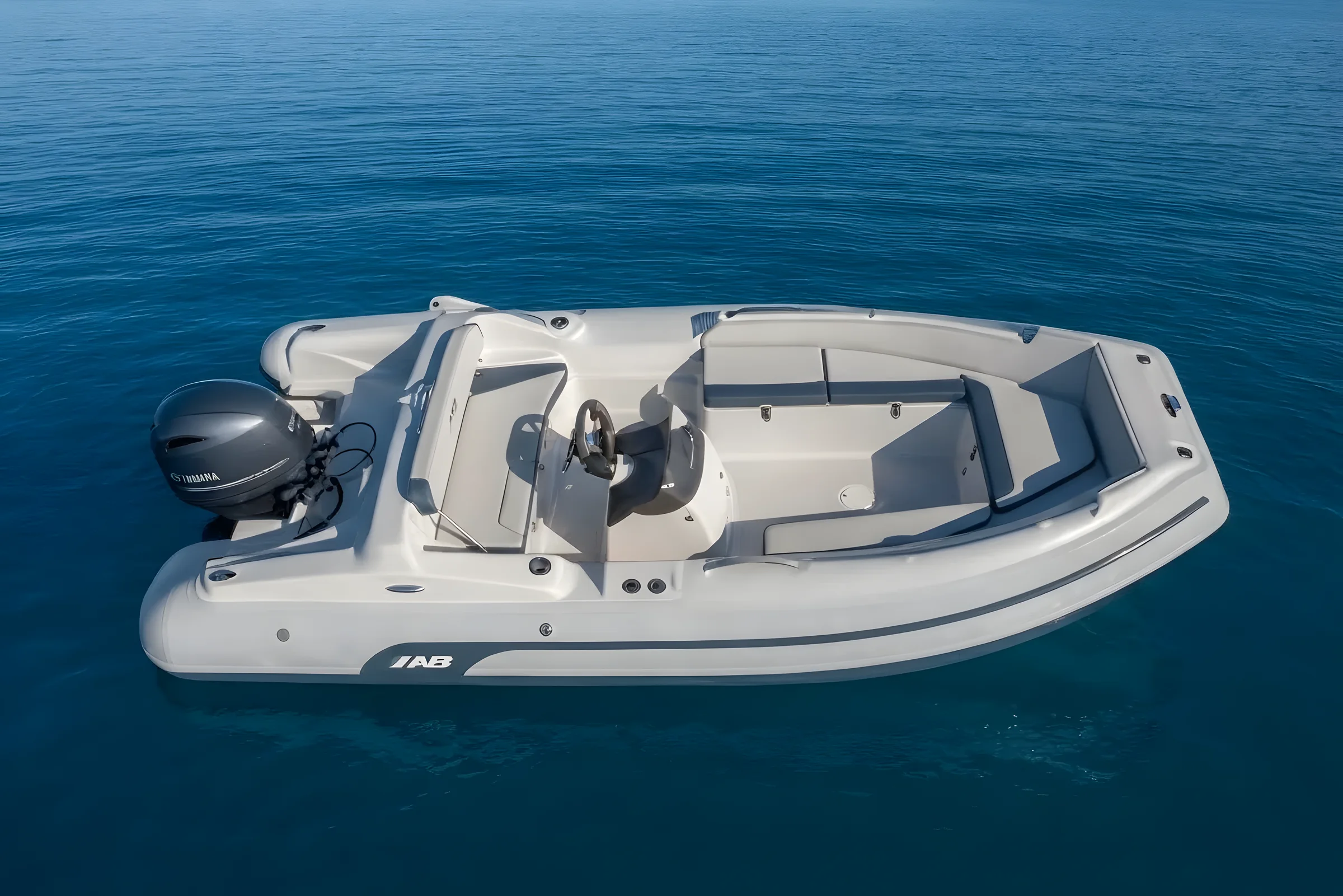 AB Inflatables Nautilus 17 DLX 2027 — vista desde arriba en mar abierto
