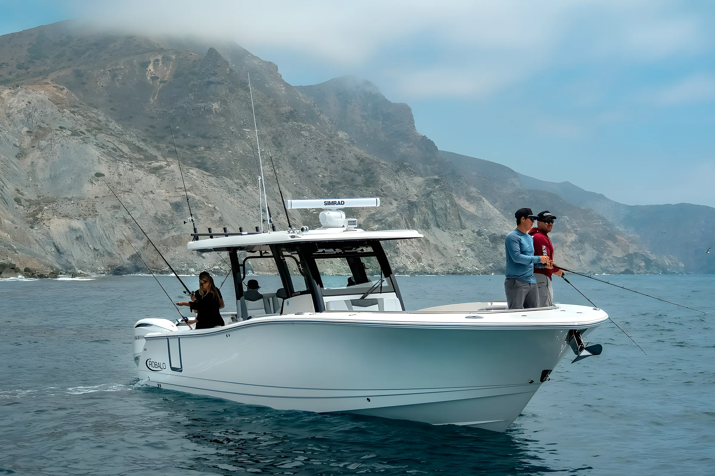 Robalo R360 2027 — fondeada frente a los acantilados con pescadores a bordo