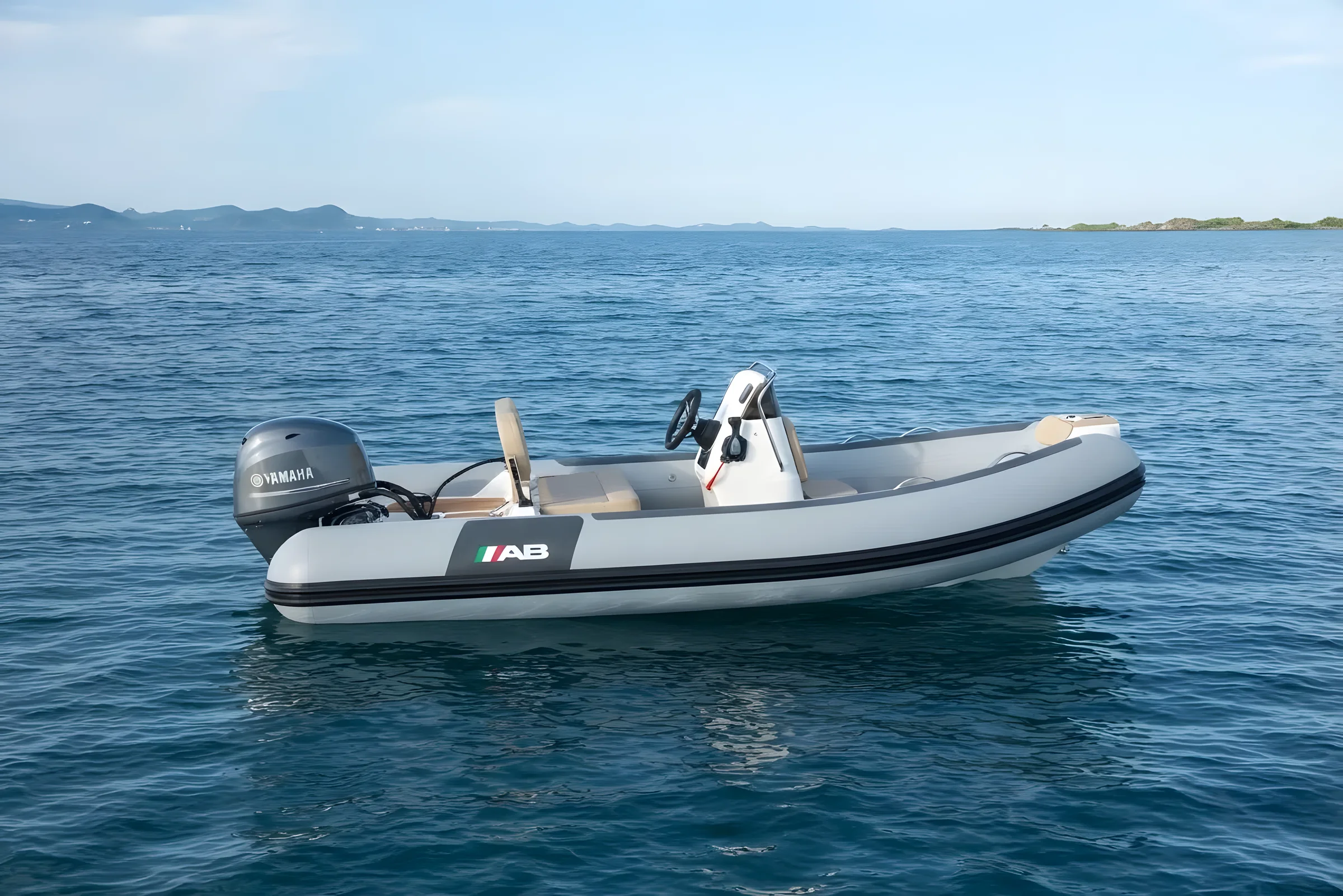 AB Inflatables Alumina 13 ALX 2027 — fondeada en mar abierto, de perfil