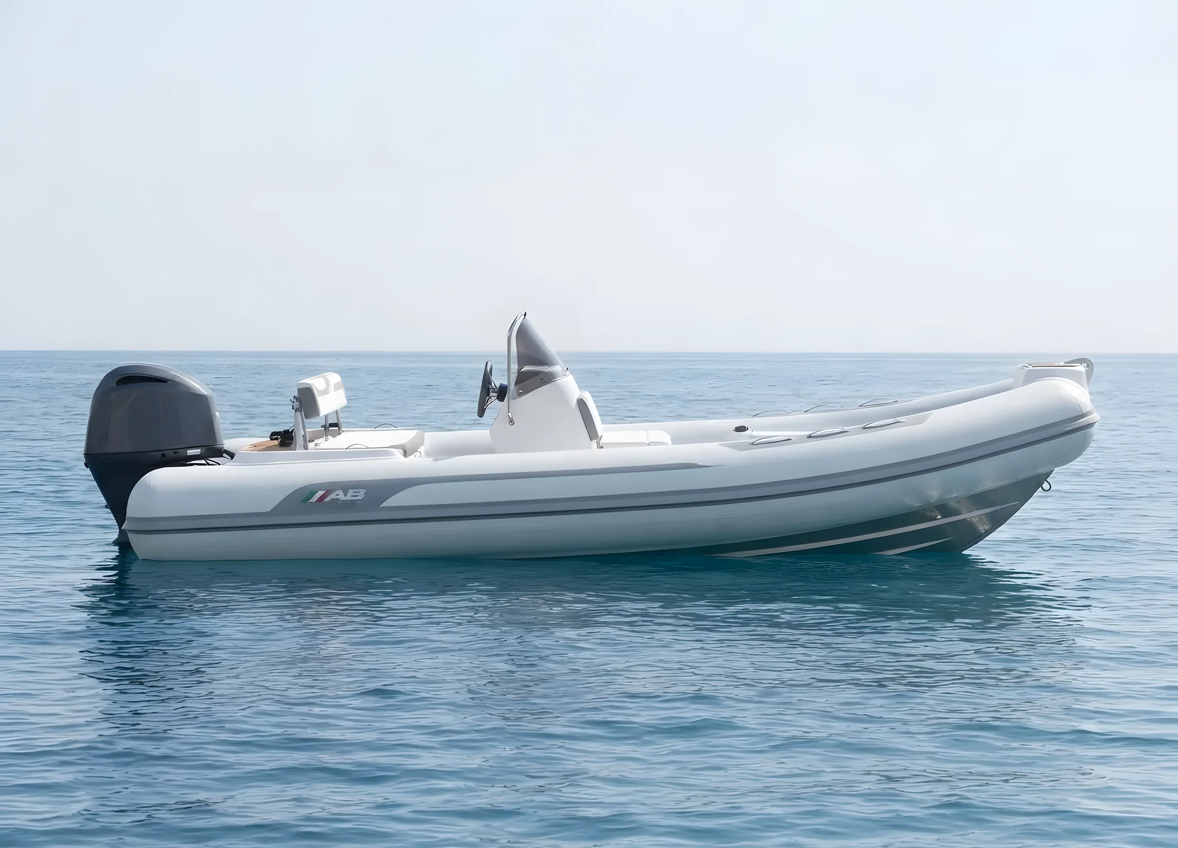 AB Inflatables Alumina 18 ALX 2027 — fondeada en mar abierto, de perfil