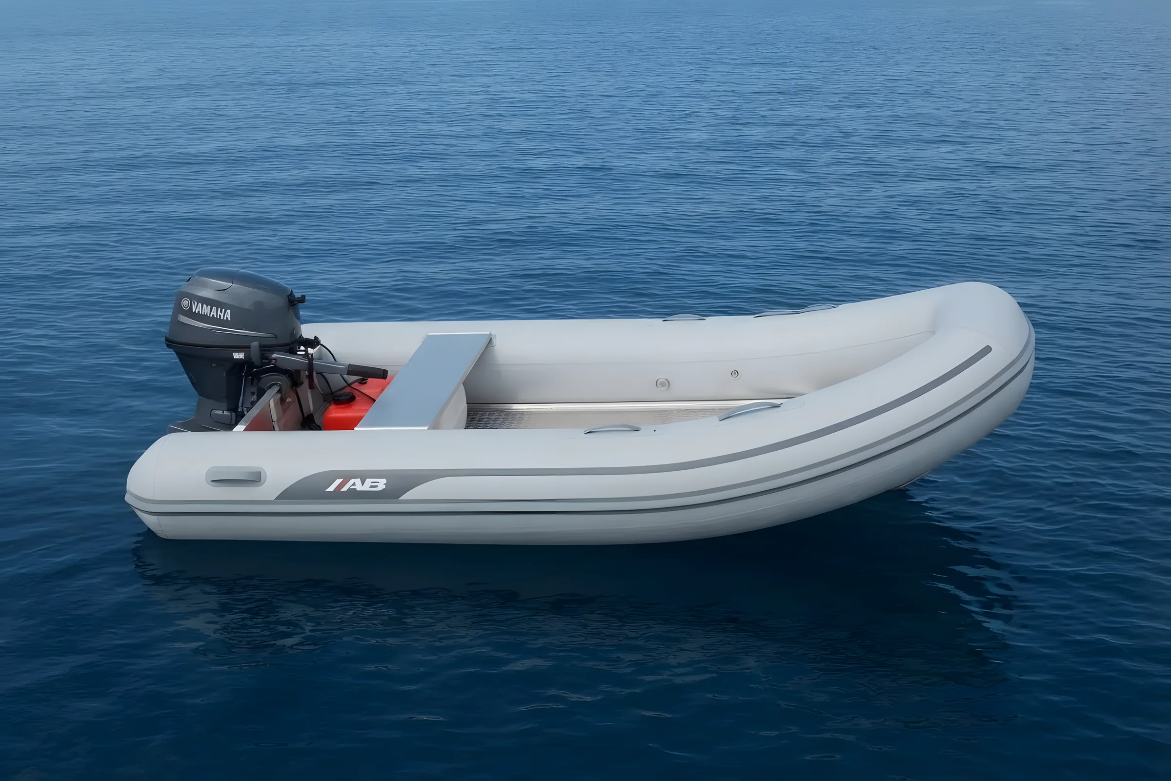 AB Inflatables Lammina 12 AL 2027 — fondeada en mar abierto, de perfil
