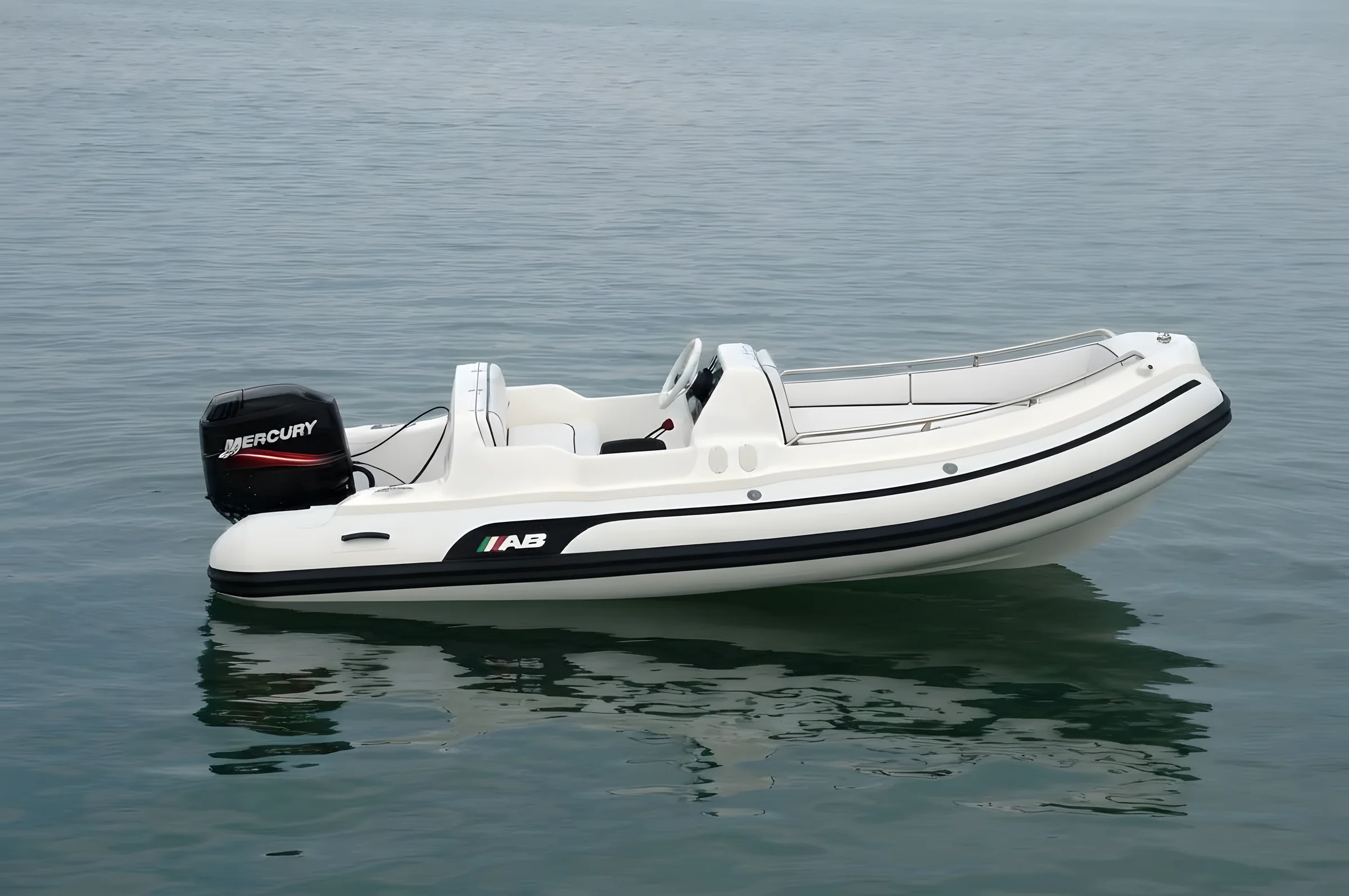AB Inflatables Nautilus 15 DLX 2027 — fondeada en mar abierto, de perfil