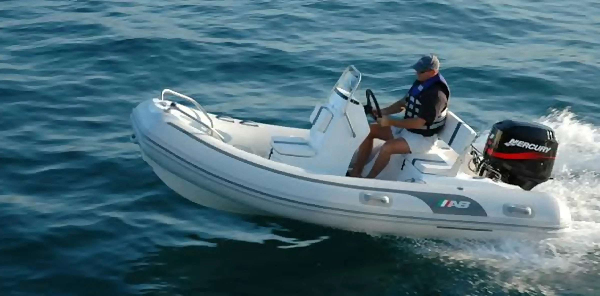 AB Inflatables Oceanus 13 VST 2027 — navegando con gente a bordo