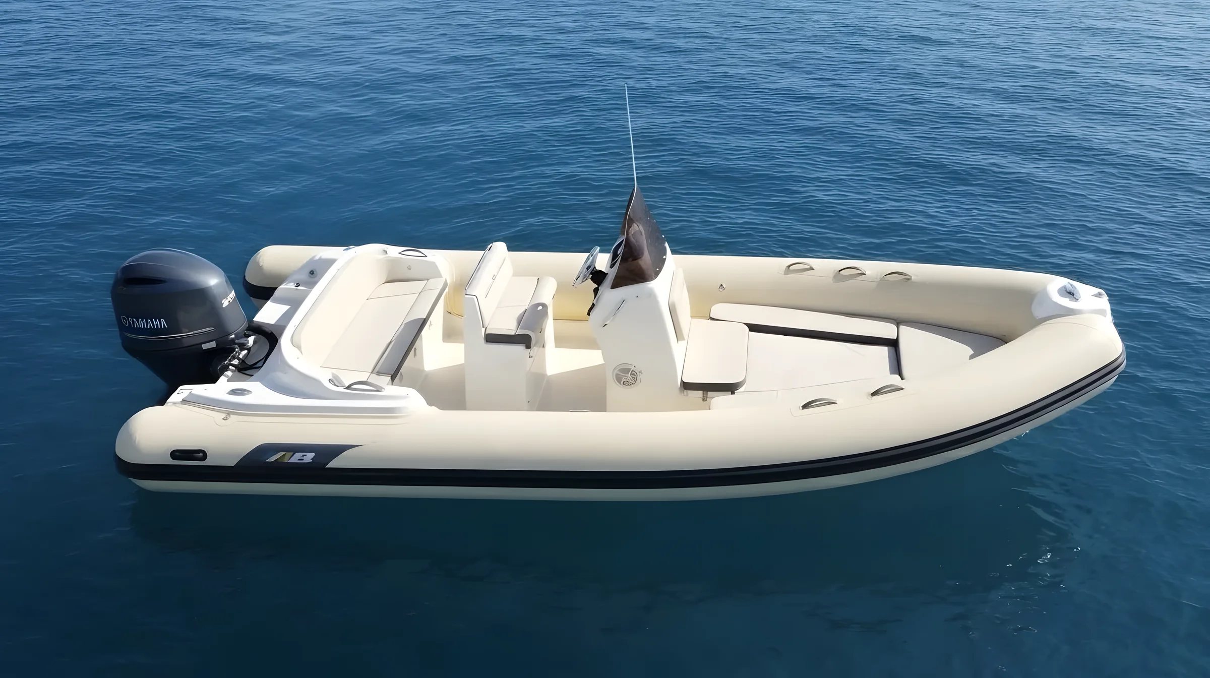 AB Inflatables Oceanus 21 VST 2027 — fondeada en mar abierto, de perfil