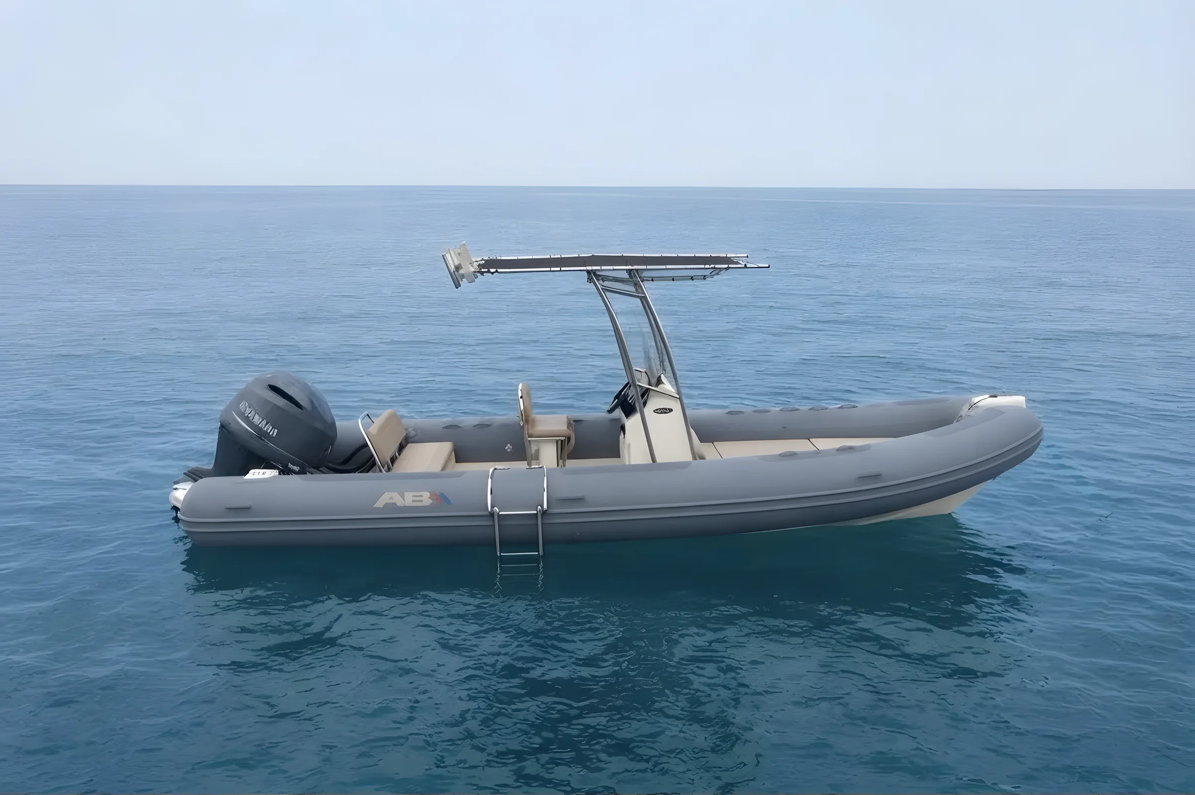 AB Inflatables Oceanus 24 VST 2027 — fondeada en mar abierto, de perfil