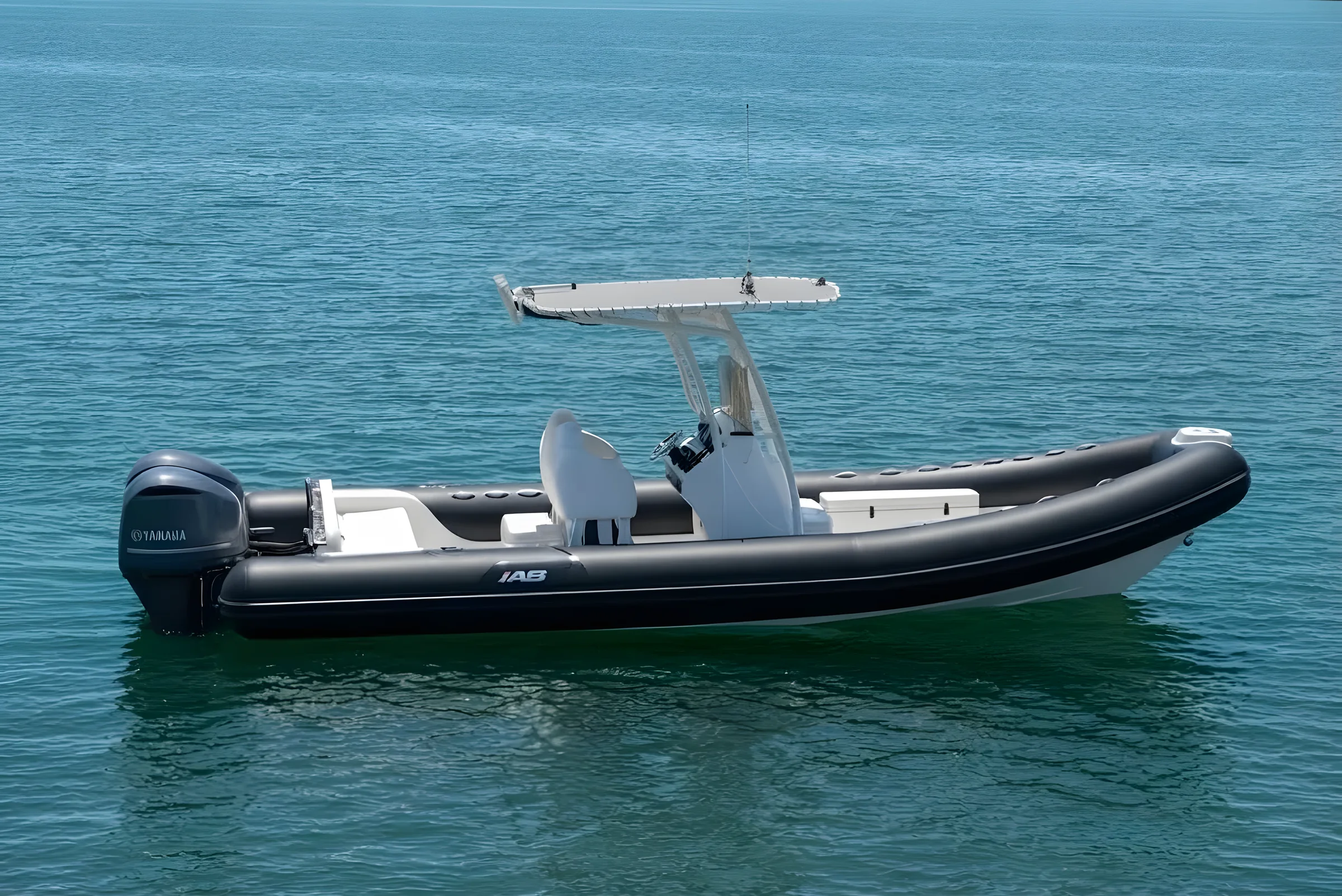 AB Inflatables Oceanus 28 VST 2027 — navegando en aguas turquesa, de perfil